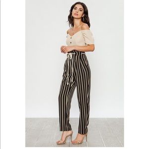 đ¤Black & Tan Front Pleated Tapered Pant